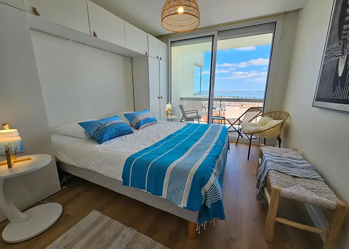 Vue Panoramique Sur Bassin,Piscine Et Terrasse