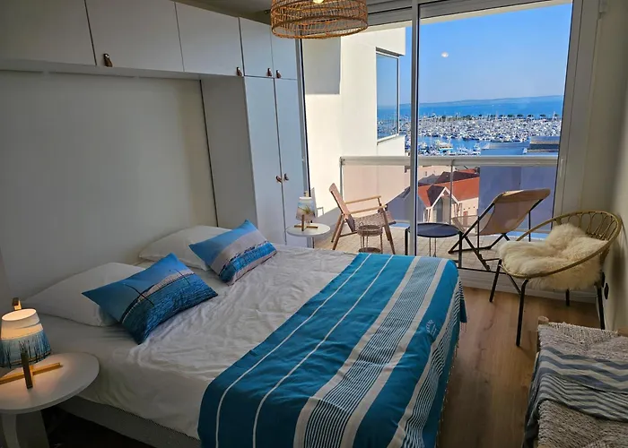 Vue Panoramique Sur Bassin,Piscine Et Terrasse