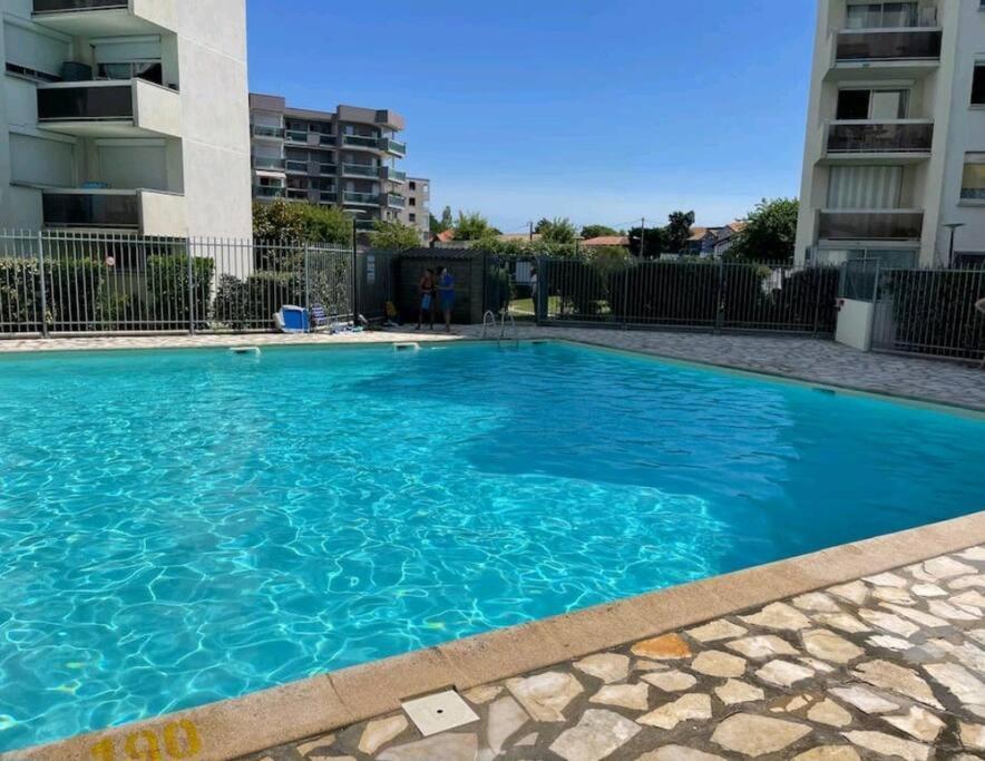 Vue Panoramique Sur Bassin,piscine Et Terrasse