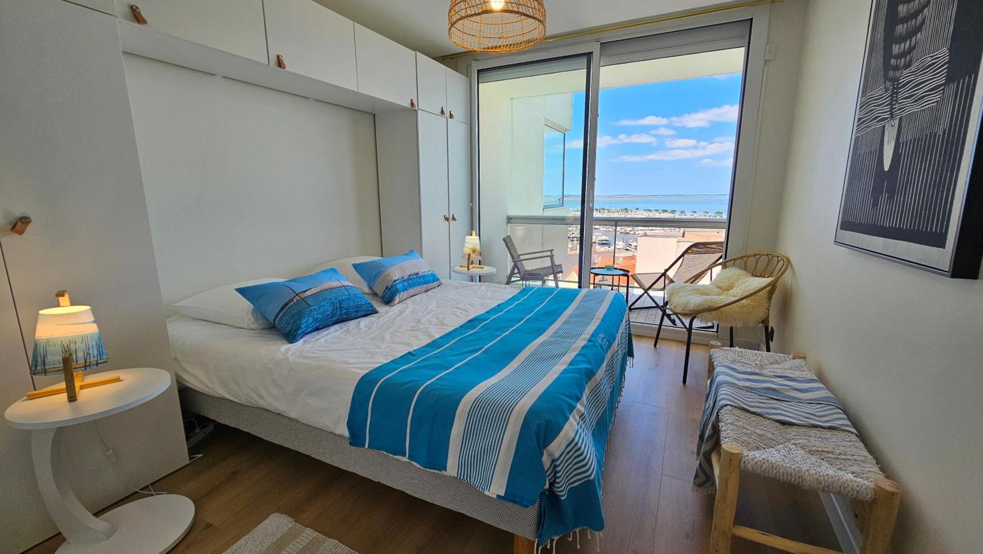 Vue Panoramique Sur Bassin,piscine Et Terrasse Appartement