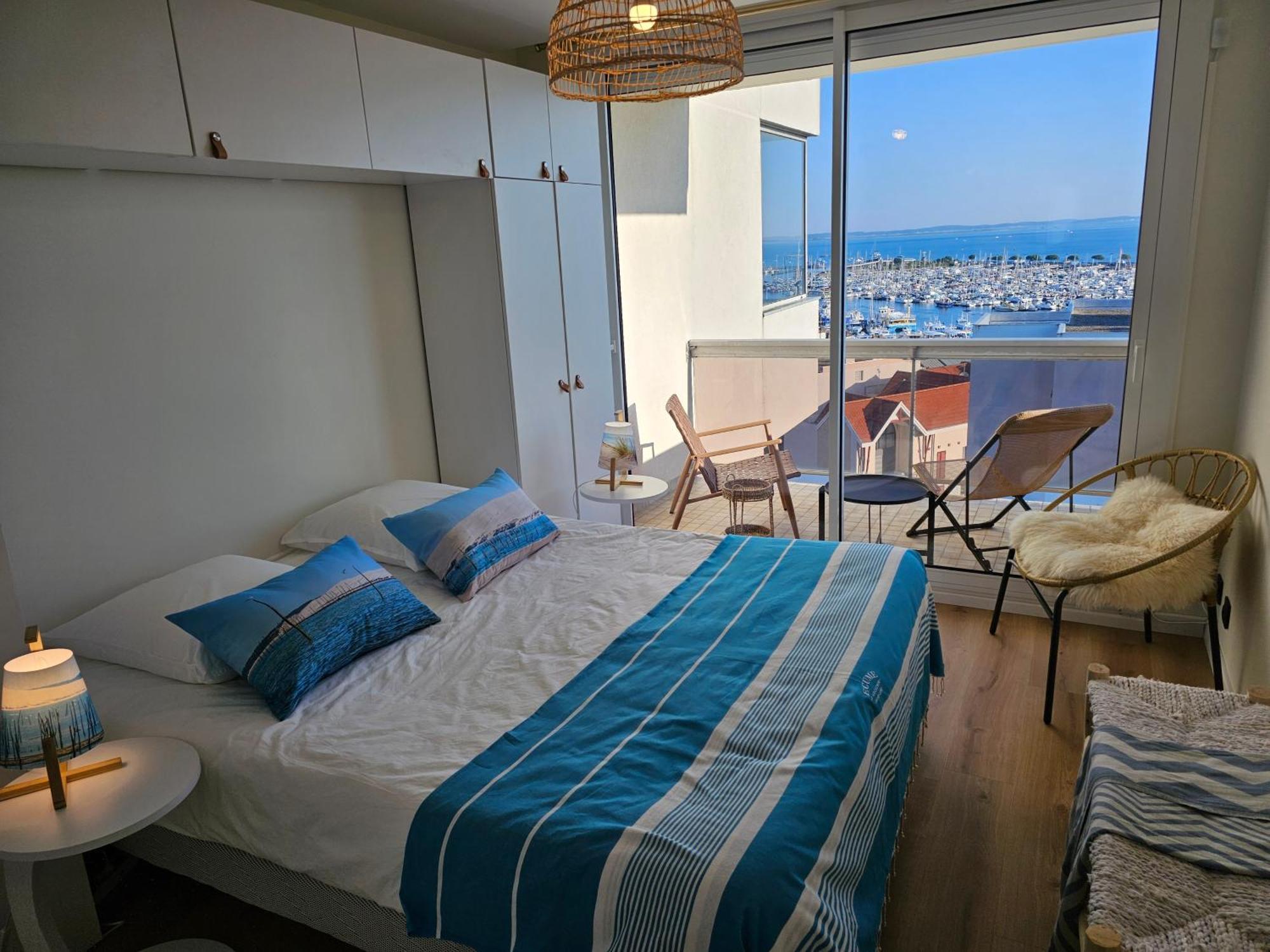 Vue Panoramique Sur Bassin,piscine Et Terrasse *